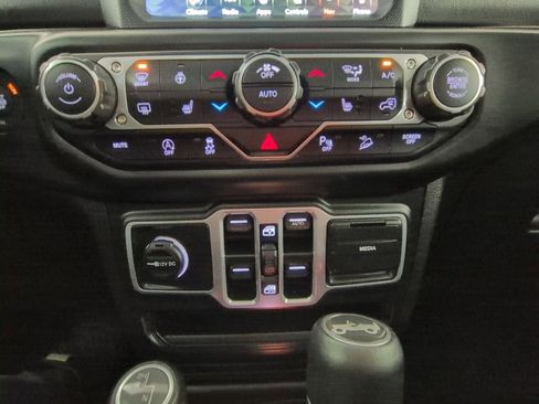 Used 2018 Jeep Wrangler Unlimited Sahara AWD/4WD image 19