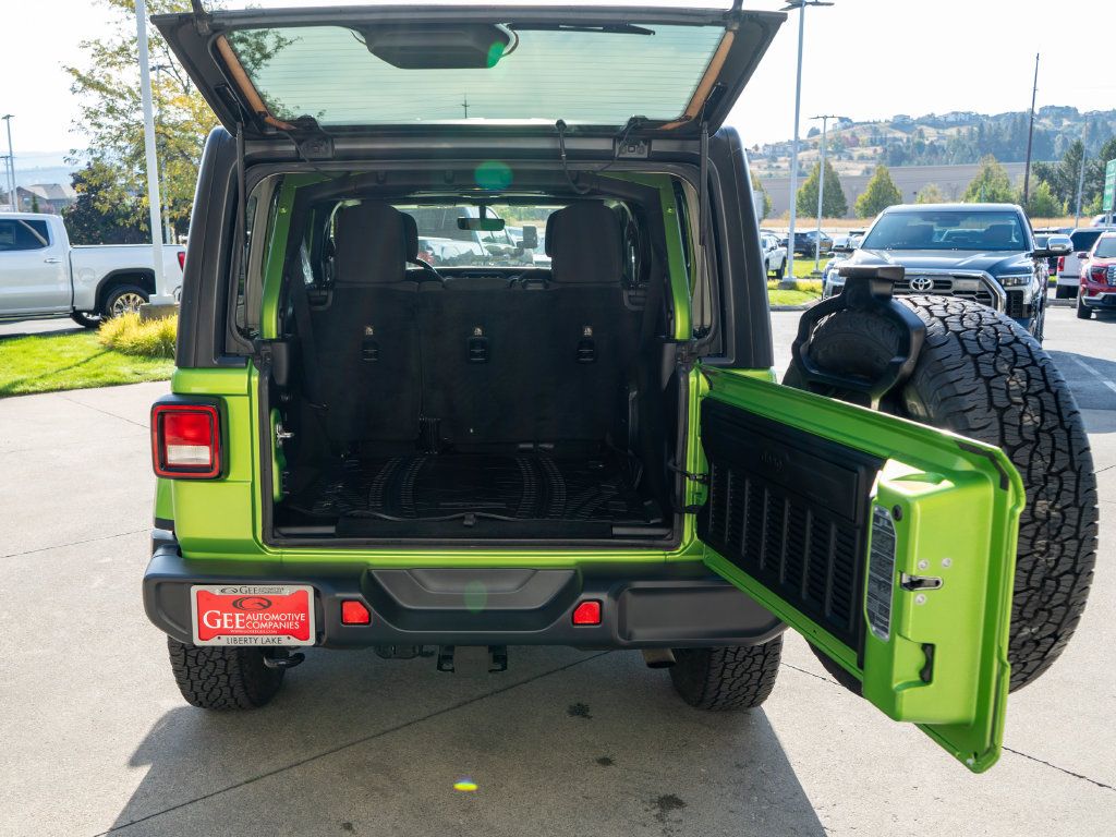 Used 2018 Jeep Wrangler Unlimited Sahara AWD/4WD image 34