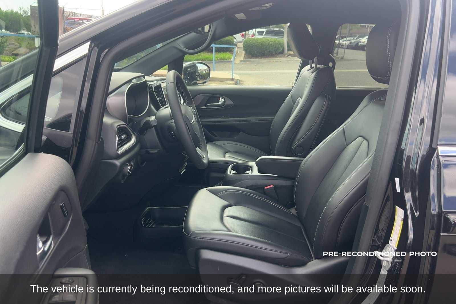Used 2026 Chrysler Pacifica Select FWD image 11