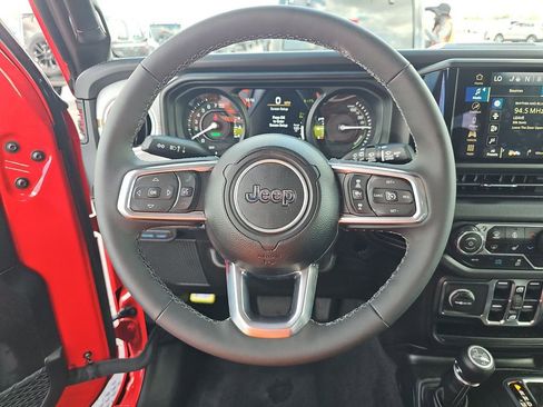 Used 2025 Jeep Wrangler Unlimited Sahara image 2