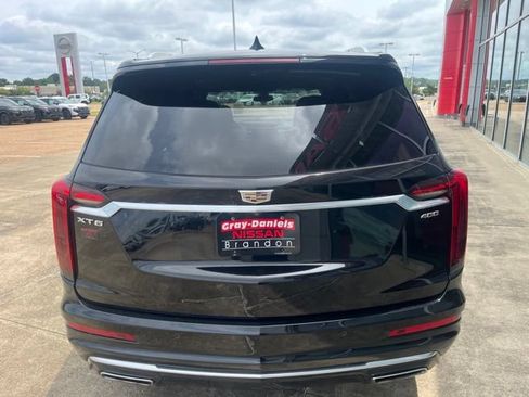 Used 2022 Cadillac XT6 Premium Luxury FWD image 3