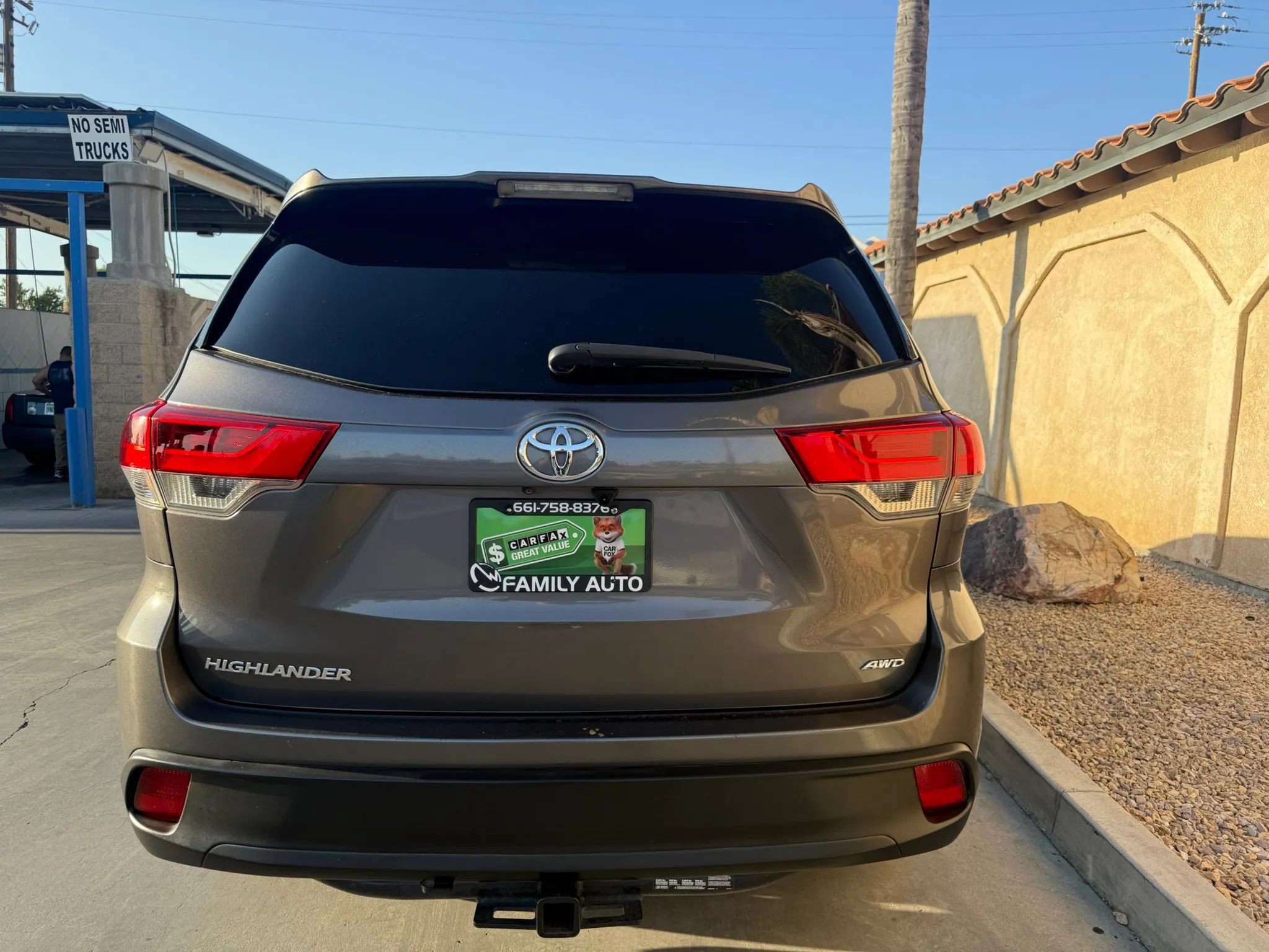 Used 2018 Toyota Highlander LE w/ Carpet Mat Package (TMS) AWD/4WD image 6