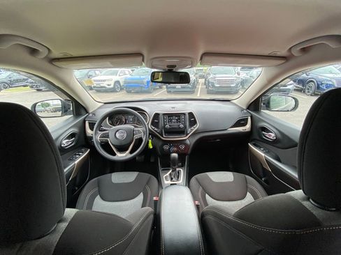 Used 2018 Jeep Cherokee Latitude FWD image 19