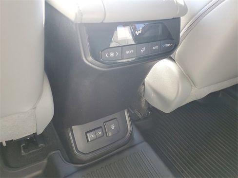 Used 2023 Toyota Highlander Limited image 12