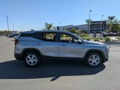 Used 2024 GMC Terrain SLE FWD image 4
