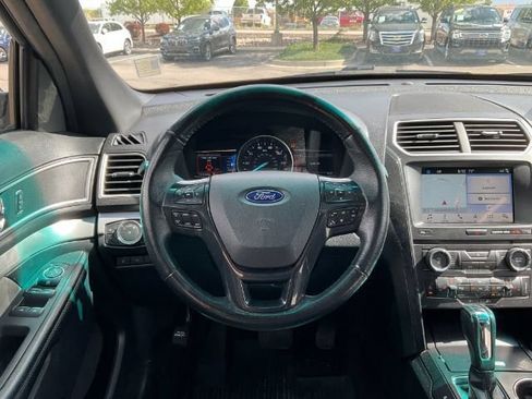 Used 2017 Ford Explorer XLT w/ Equipment Group 202A AWD/4WD image 23