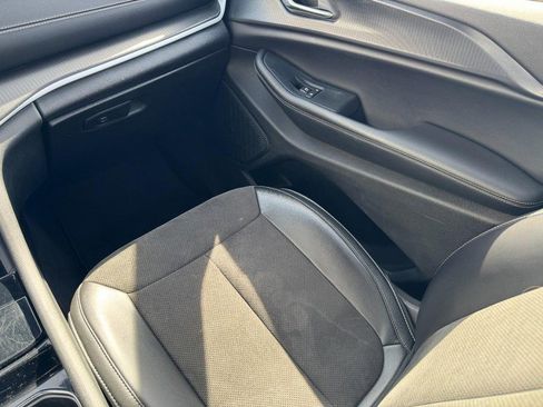 Used 2023 Jeep Grand Cherokee L Laredo image 16