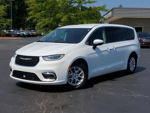 Used 2023 Chrysler Pacifica Touring-L FWD image 38