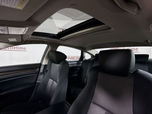 Used 2018 Honda Accord EX image 10