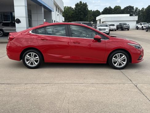 Used 2018 Chevrolet Cruze LT w/ Convenience Package FWD image 2