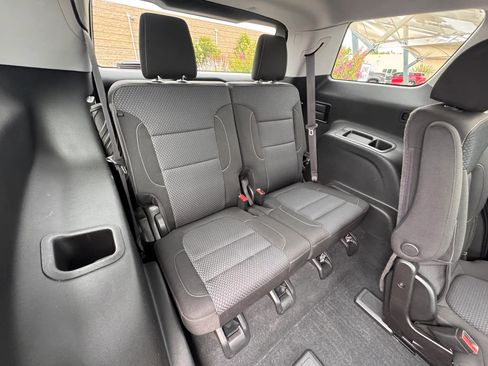 Used 2022 GMC Acadia SLE FWD image 17