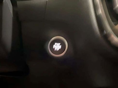 Used 2025 Volvo XC40 B5 Plus image 35