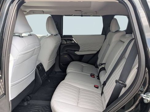 Used 2025 Mitsubishi Outlander AWD image 13