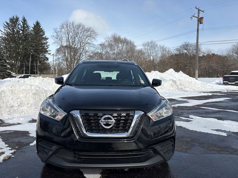 Used 2019 Nissan Kicks SV image 2
