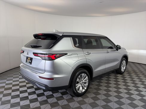 Used 2025 Mitsubishi Outlander ES FWD image 11