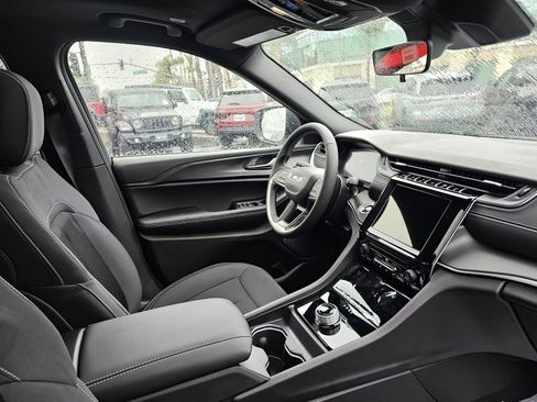 New 2025 Jeep Grand Cherokee L Laredo image 28