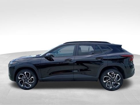 Used 2024 Chevrolet Trax RS w/ Sunroof Package FWD image 2