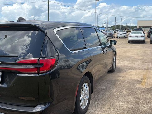 Used 2023 Chrysler Pacifica Touring-L FWD image 2