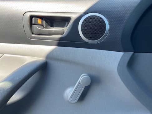 Used 2005 Toyota Tacoma 2WD Regular Cab image 11