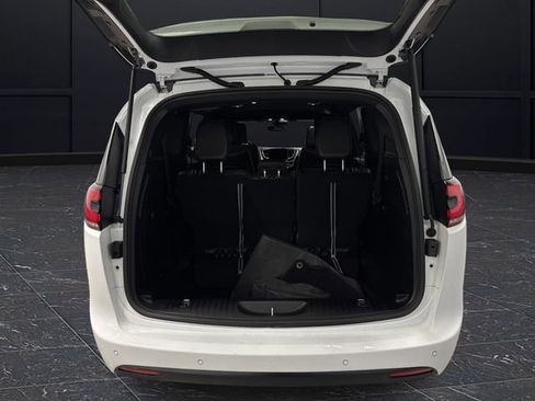 Used 2024 Chrysler Pacifica Select image 14