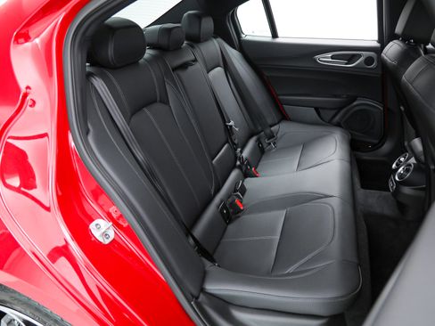 Used 2025 Alfa Romeo Giulia w/ Driving Assist Package image 16