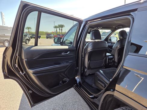 Used 2023 Jeep Grand Cherokee L Laredo image 14