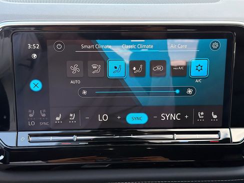 Used 2025 Volkswagen Atlas Cross Sport SE image 32