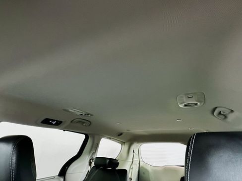 Used 2023 Chrysler Pacifica Touring-L FWD image 20