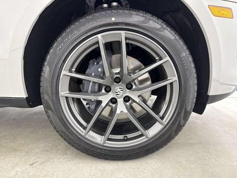 Certified 2026 Porsche Macan Turbo AWD/4WD image 15