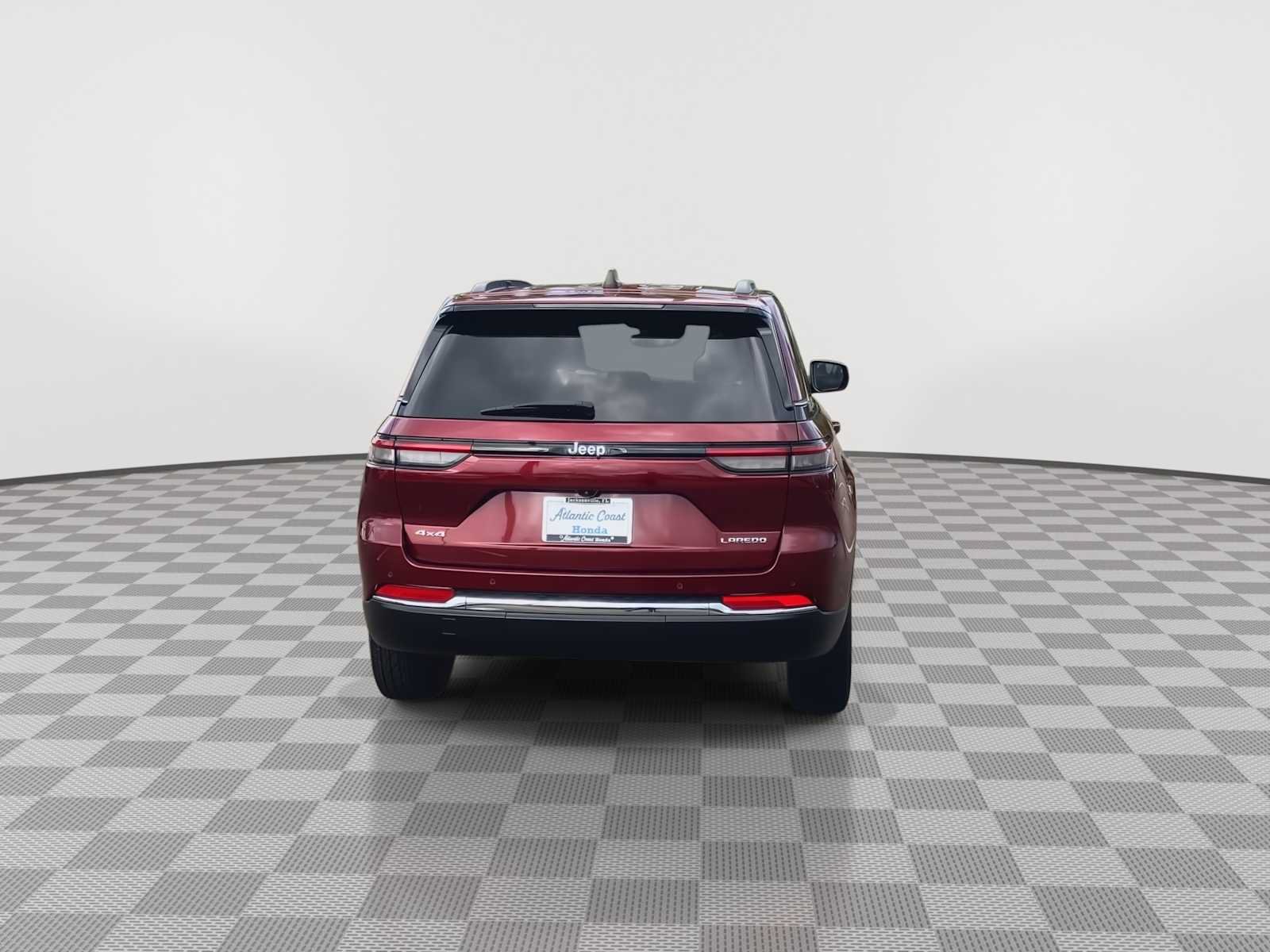 Used 2023 Jeep Grand Cherokee Laredo AWD/4WD image 7