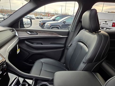 New 2025 Jeep Grand Cherokee Limited image 25