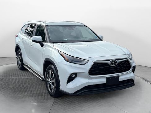 Used 2023 Toyota Highlander XLE FWD image 1