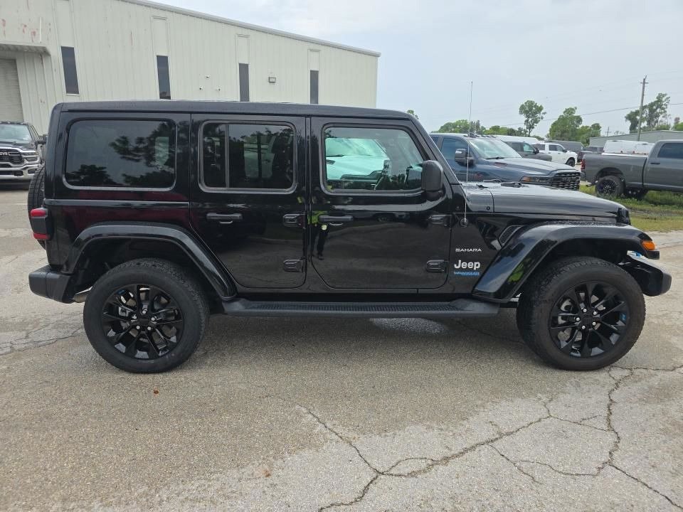 Used 2022 Jeep Wrangler Unlimited Sahara AWD/4WD image 3