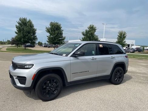 Used 2024 Jeep Grand Cherokee Altitude RWD image 6