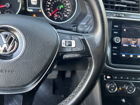Used 2018 Volkswagen Tiguan SE w/ Panoramic Sunroof Package image 19