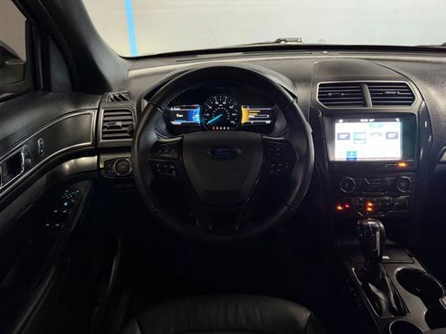 Used 2018 Ford Explorer XLT w/ Equipment Group 202A image 10