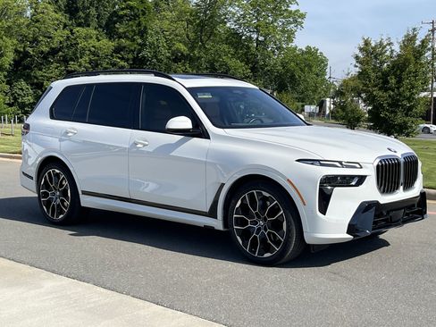 Used 2023 BMW X7 xDrive40i w/ M Sport Package AWD/4WD image 2