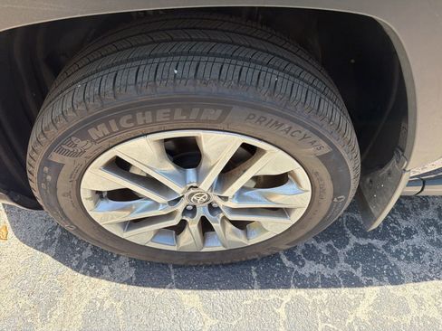 Used 2023 Toyota RAV4 XLE Premium image 5