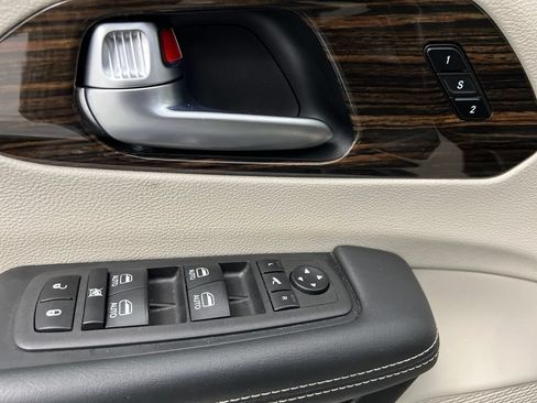 Used 2024 Chrysler Pacifica Limited FWD image 15