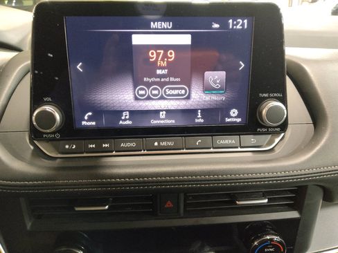 Used 2024 Nissan Rogue SV image 25