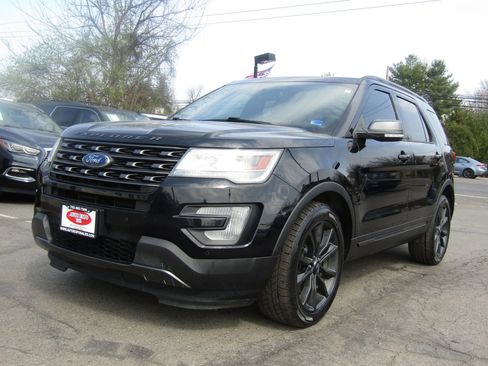 Used 2017 Ford Explorer XLT w/ Equipment Group 202A image 2