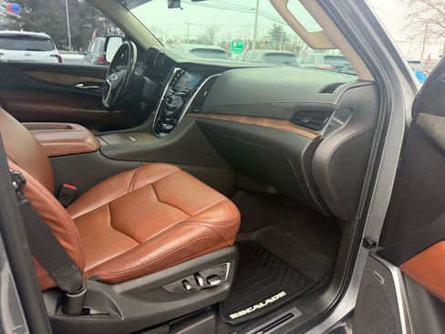 Used 2019 Cadillac Escalade Luxury image 57