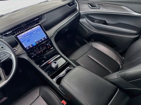 Used 2023 Jeep Grand Cherokee Limited w/ Black Appearance Package RWD image 28