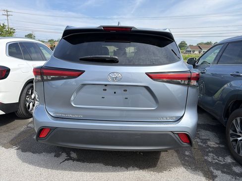Used 2022 Toyota Highlander XLE AWD/4WD image 6
