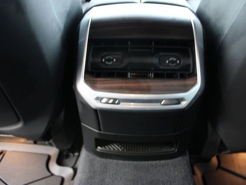 Used 2024 BMW i7 xDrive60 image 38