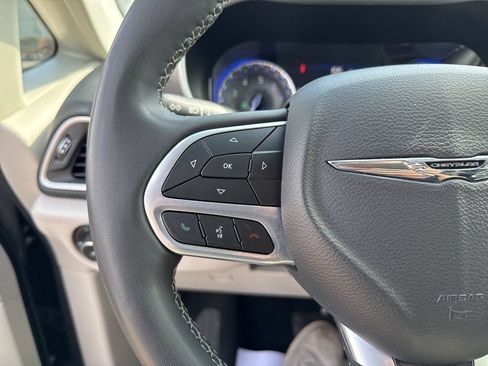 Used 2023 Chrysler Pacifica Touring-L FWD image 30