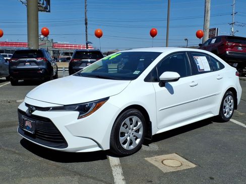 Used 2024 Toyota Corolla LE image 3