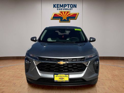 Used 2025 Chevrolet Trax LS w/ LS Convenience Package FWD image 1