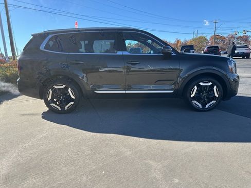Used 2024 Kia Telluride EX w/ EX Captain's Chair Package image 4
