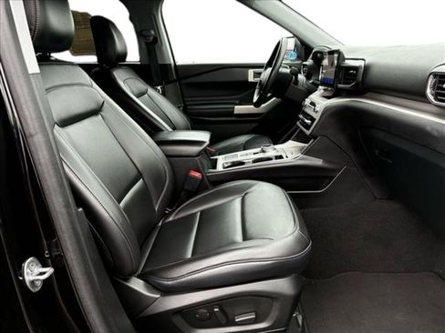 Used 2024 Ford Explorer XLT w/ Equipment Group 202A RWD image 17